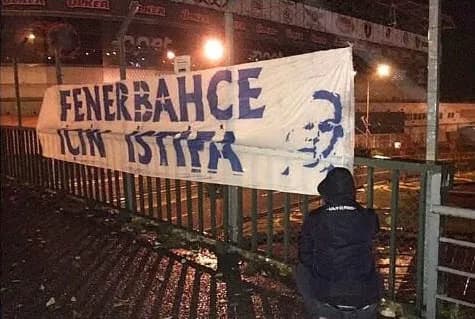Fenerbahçe için istifa pankartı — gece stadyum önünde