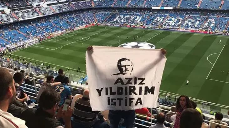 Bernabéu stadyumunda Aziz Yıldırım İSTİFA pankartı