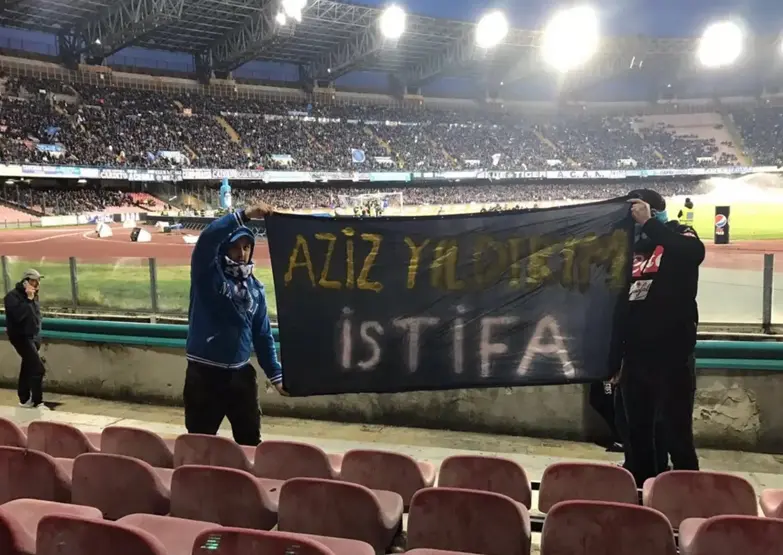 Stadyum tribününde Aziz Yıldırım İSTİFA yazılı pankart