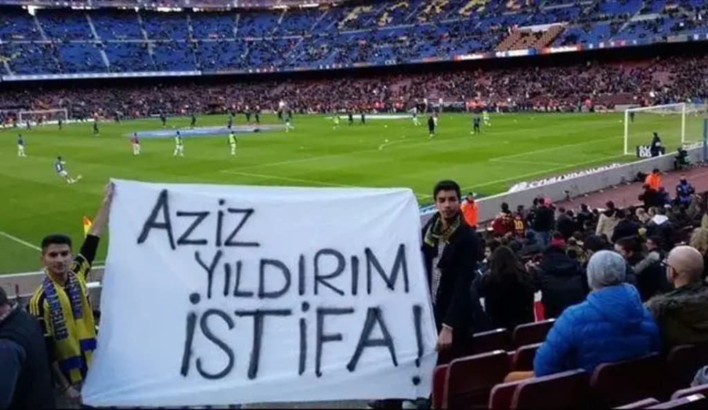 Taraftarlar Aziz Yıldırım İSTİFA pankartı tutuyor