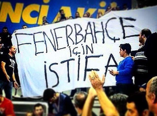Fenerbahçe için istifa pankartı — kapalı salon tribünü