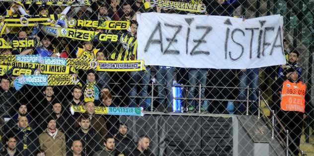 Tribünde AZİZ İSTİFA pankartı ve sarı-lacivert atkılar