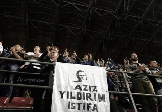 Aziz Yıldırım İSTİFA pankartı — stadyum korkuluğunda
