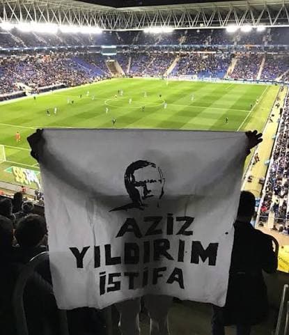 Maç sırasında Aziz Yıldırım İSTİFA pankartı
