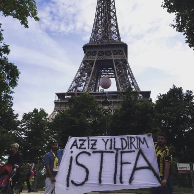 Paris'te Eyfel Kulesi önünde Aziz Yıldırım İSTİFA pankartı